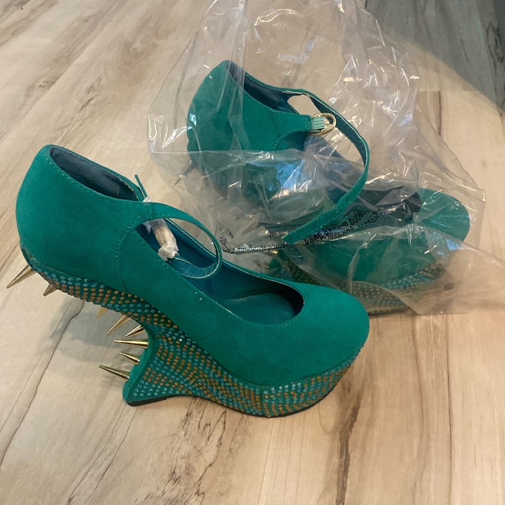 NWOT | Steve Madden Zigzagg Teal and Gold Spike Heels